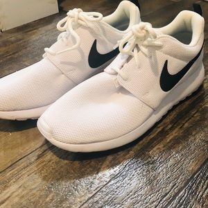 White Nike Roshe.